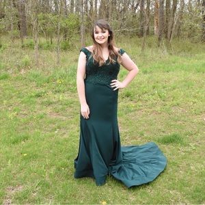 Emerald green prom dress / formal gown